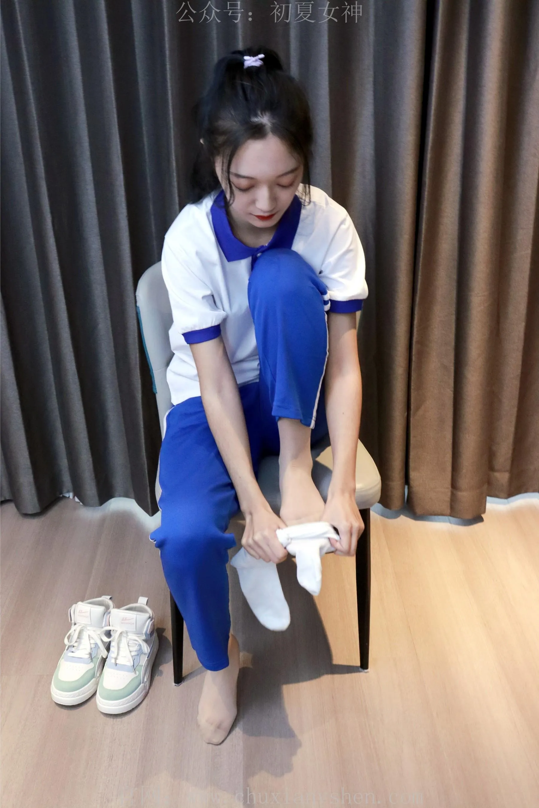 初夏女神 NO.001 依依校服搭配37码运动鞋拍摄 [126P]插图8
